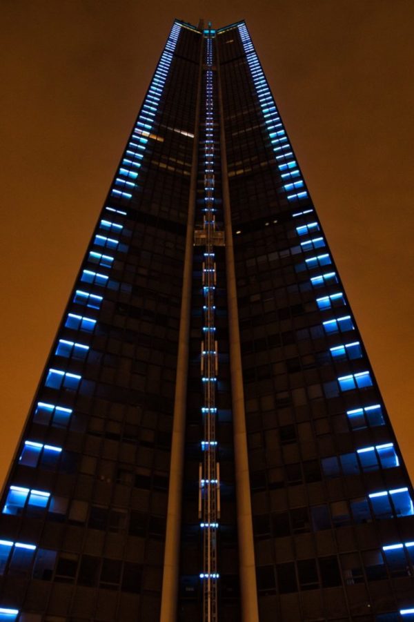 quelle taille fait la tour montparnasse