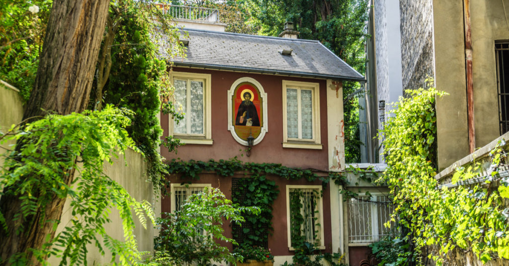 Un endroit hors du temps au coeur de Paris : la colline Saint-Serge et son église cachée
