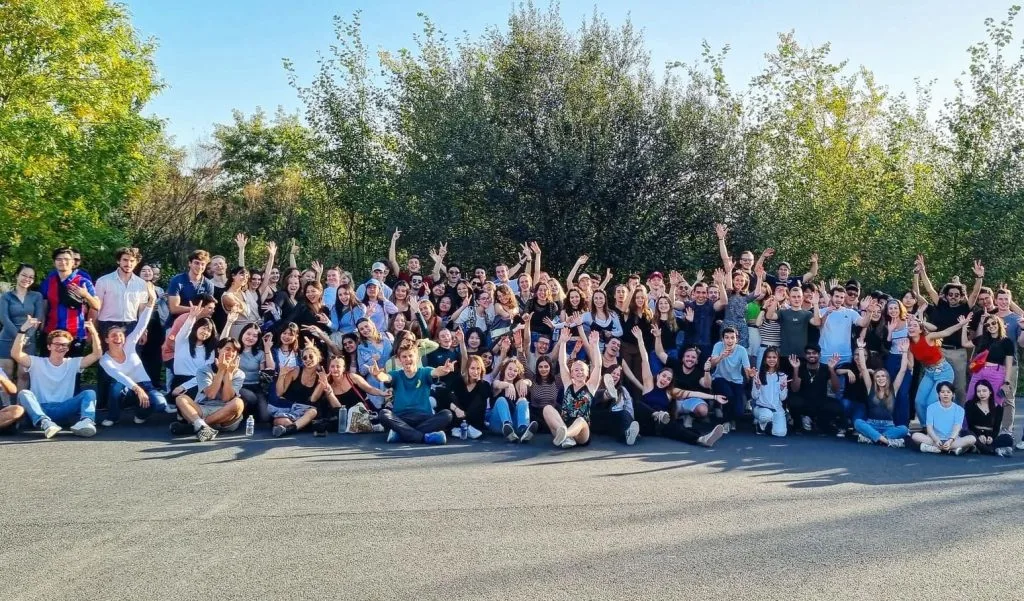 groupe d'étudiant erasmus en week-end