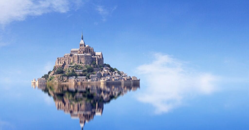 L’histoire du Mont‑Saint‑Michel : entre légende, prouesse architecturale et pèlerinages